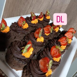 Minis brownie con ganache de chocolate negro y frutillas