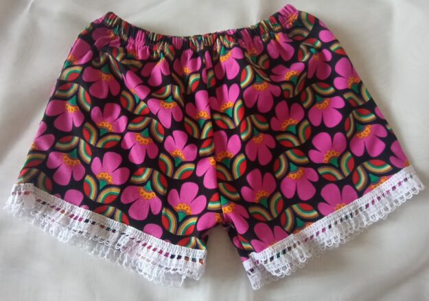 Short con encaje